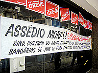 foto
da
fachada do Unibanco, comn cartazes durante a greve