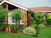 foto
da fachada de uma casa de madeira