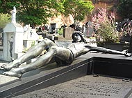 Foto de uma tumba do cemit?rio municipal de JF