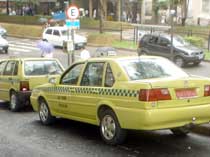 Imagem de um taxi estacionado pr?ximo ? Catedral