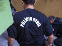 Policial civil de costas, aparecendo a blusa do uniforme