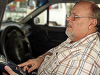 Adamastor Pereira dentro do carro dele