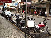 Foto de v?rias motos estacionadas