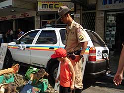 Foto do cabo Bernardo mostrando os animais 
para uma crian?a