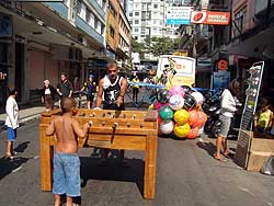 Foto de crina?as brincando em pula-pula e mesa de tot?