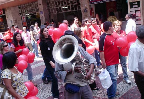 Caixa fazendo passeata no Cal?ad?o