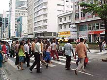 pedestres atravessando a avenida Rio Branco