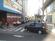 Foto de Faixa de Pedestre com carro passando
