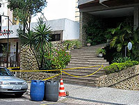 Foto: Laura Martins Ferreira - Foto da cal?ada interditada para passagem de pedestres
