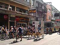 Foto de ciclistas reunidos na Semana do Tr?nsito