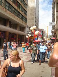 Pessoas andando na rua Halfeld