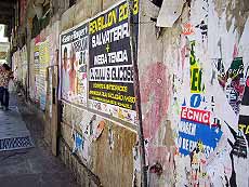 Foto de cartazes colados ilegalmente