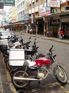 Foto de motos estacionadas