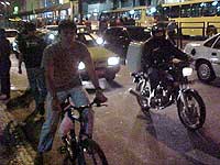 Foto de dois motociclistas no tr?nsito