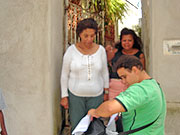 Foto do ficial com a moradora