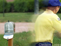 Ilustra??o de Cledson Lopes. Ilustra??o de um carteiro perto de uma caixa de correios vazia