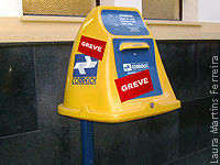 Ilustra??o de Laura Martins Ferreira. Ilustra??o de uma caixa de correios com pap?is de greve