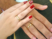 Foto do m?os com alian?a de casamento