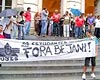 Protesto em frente à Câmara Municipal de Juiz de Fora com faixas de Fora Bejani