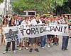 Manifestantes com faixa de Fora Bejani
