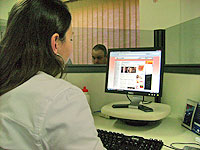 Foto de pessoa no cumputador