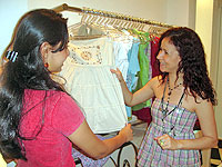 Foto de vendedora e cliente