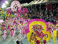 Foto de um desfile de Escola de Samba