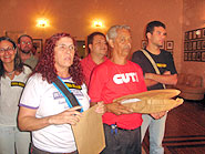 Foto dos membros do movimento entregando assinaturas