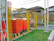 Foto da lixeira na entrada do estacionamento