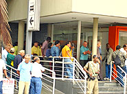 Foto de PM fazendo o policiamento