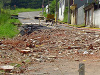 Foto da rua com parte desmoronando