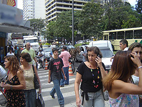 Foto de pessoas e carros na rua