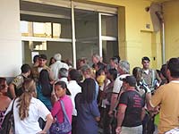 Foto da fila na porta da Astranp