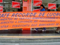 Foto de cartazes na porta do banco