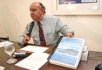 Foto do Prefeito de JF mostrando o or?amento