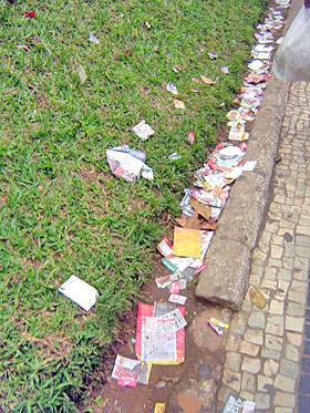 foto da sujeira nas ruas