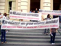 Foto dos manifestantes mostrando faixas