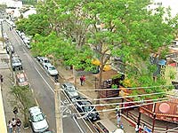 Foto dos bares da rua Halfeld durante o dia