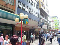 Foto de letreiros no centro da cidade