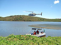 Foto de uma lancha na represa