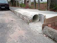 Foto da encosta coberta por lonas