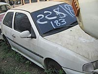 Foto de um carro a ser leiloado