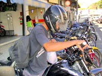 Foto de um motociclista numa moto