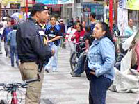 Foto
 de uma mo?a conversando com policial