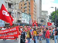 grevistas fazendo passeata