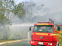 Foto de Bombeiros apagando fogo