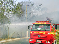 Foto de Bombeiros apagando fogo