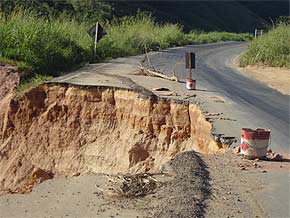 Foto da eros?o da estrada no trecho da Br 267