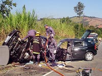 Foto de uma ag?ncia banc?ria fechada e com uma folha de bananeira