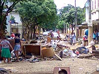 Foto
de entulhos pela rua